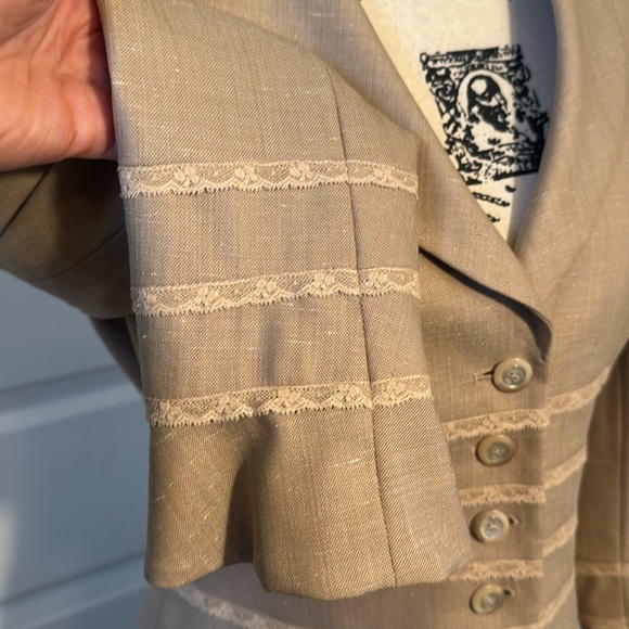 Elegant ESCADA Beige Women's Blazer/Skirt suit set - Picture 4 of 14